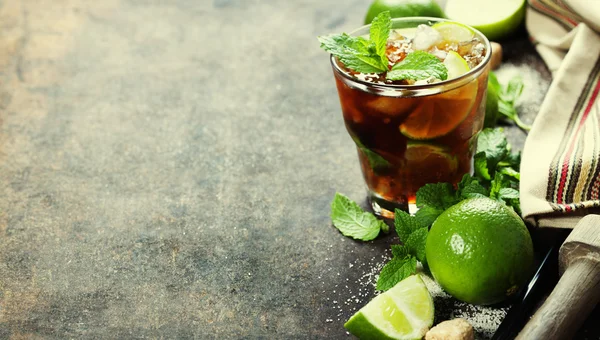 Pić świeży mojito — Zdjęcie stockowe