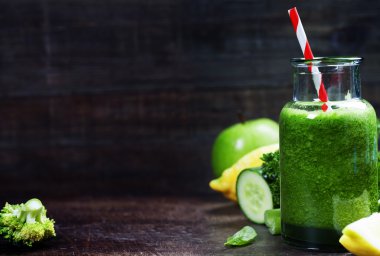 Taze organik yeşil smoothie - Detoks, diyet ve sağlıklı gıda konsantrasyon