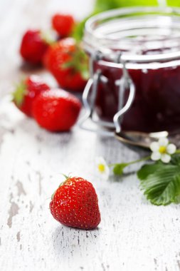 Kavanozda çilek reçeli 