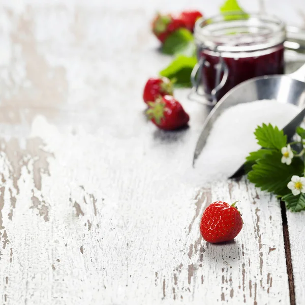 Confiture de fraises dans un pot — Photo