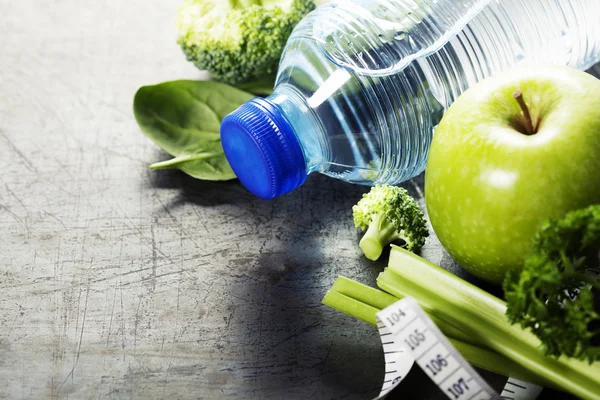 Свежие здоровые овощи, вода и измерительная лента. Здоровье и d — стоковое фото
