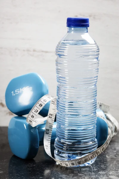 Dumbbells and bottle of water — Stock Photo, Image