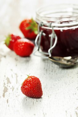 Kavanozda çilek reçeli 