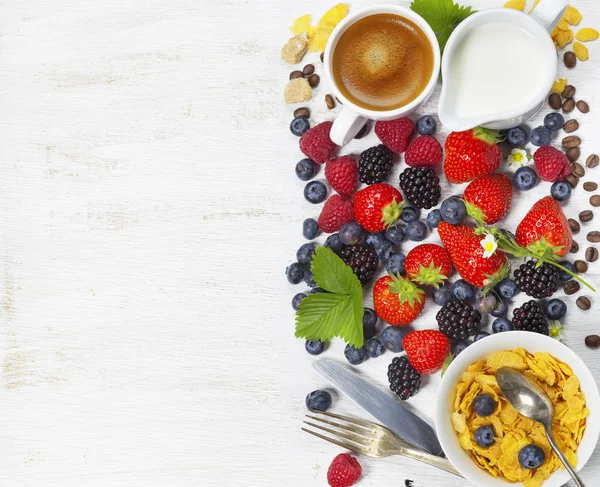 Desayuno con café, copos de maíz, leche y bayas — Foto de Stock