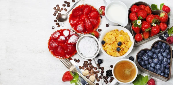 Frokost med kaffe, cornflakes, melk, pressrester og bær – stockfoto