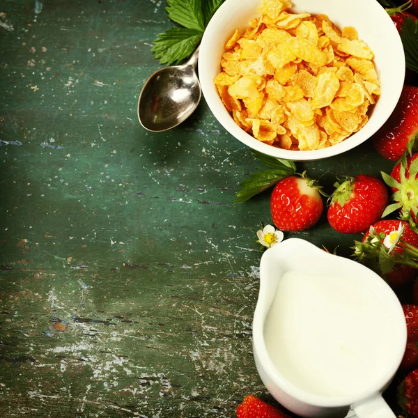 Petit déjeuner avec flocons de maïs, lait et fraise — Photo