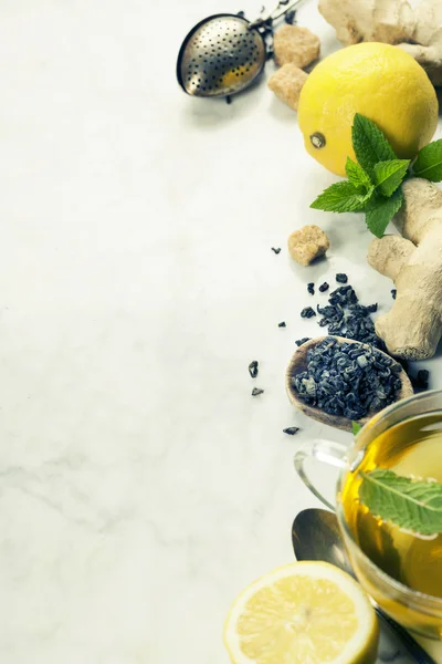 Té con menta, jengibre y limón — Foto de Stock