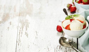 Taze çilek vanilyalı dondurma