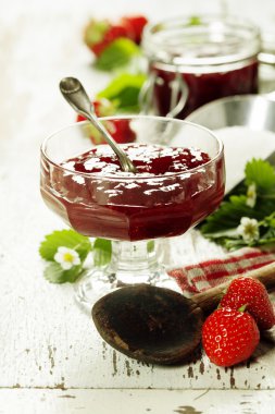 Kavanozda çilek reçeli 