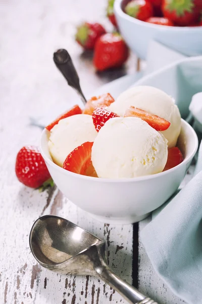 Gelato alla vaniglia con fragola fresca — Foto Stock