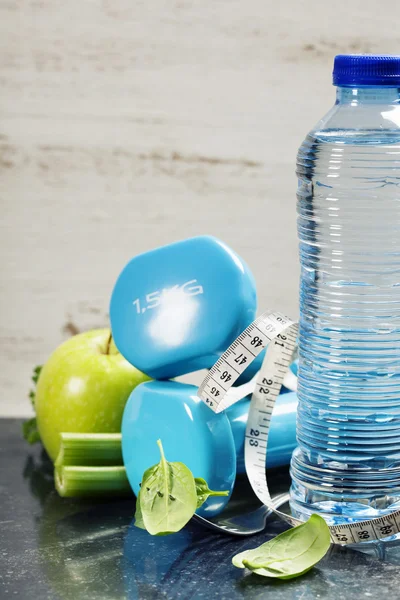 Verduras frescas y saludables, agua y cinta métrica. Salud y d — Foto de Stock