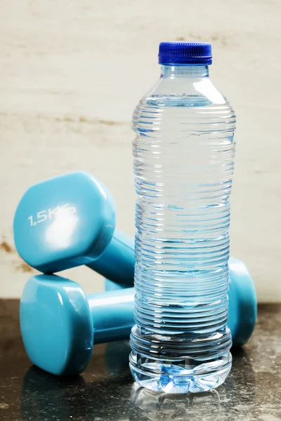 哑铃和瓶水 — 图库照片