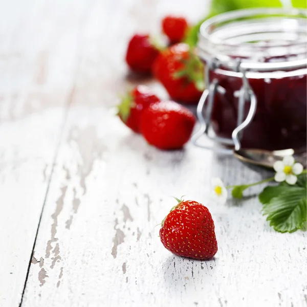 In een pot aardbeienjam — Stockfoto