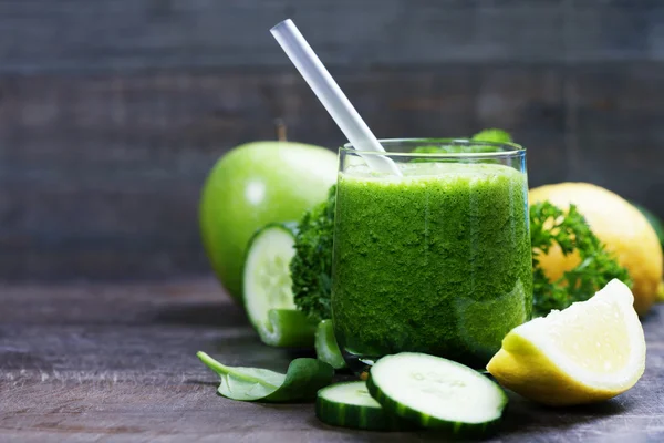 Färska ekologiska gröna smoothie - detox, kost och hälsosam mat conc — Stockfoto