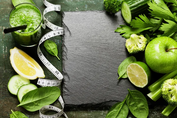 Tuoreet vihreät vihannekset ja smoothie — kuvapankkivalokuva