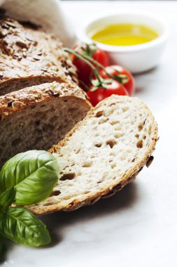 Ekmek, domates, fesleğen, zeytinyağı