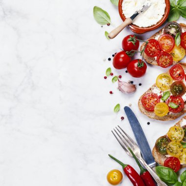 Domates ve fesleğen sandviç