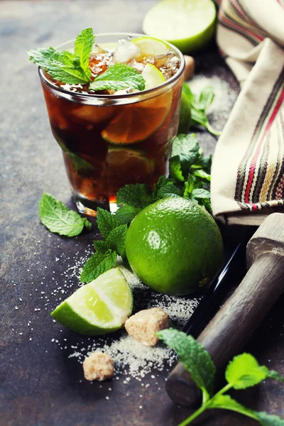 Pić świeży mojito — Zdjęcie stockowe