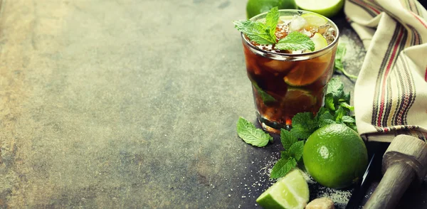 Pić świeży mojito — Zdjęcie stockowe