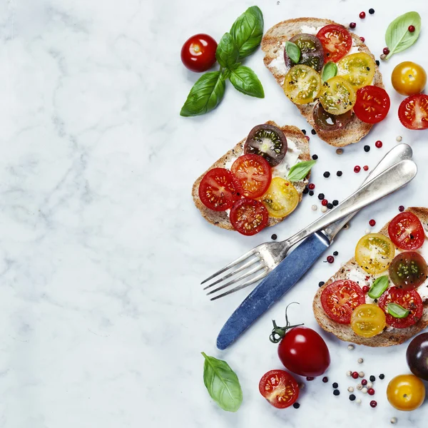 Sandwiches mit Tomaten und Basilikum — Stockfoto