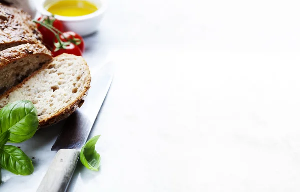 ขนมปัง มะเขือเทศ โหระพา และน้ํามันมะกอก — ภาพถ่ายสต็อก