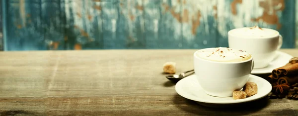 Две чашки кофе на столе — стоковое фото