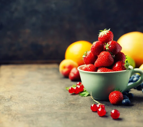 Verse aardbei en fruit — Stockfoto