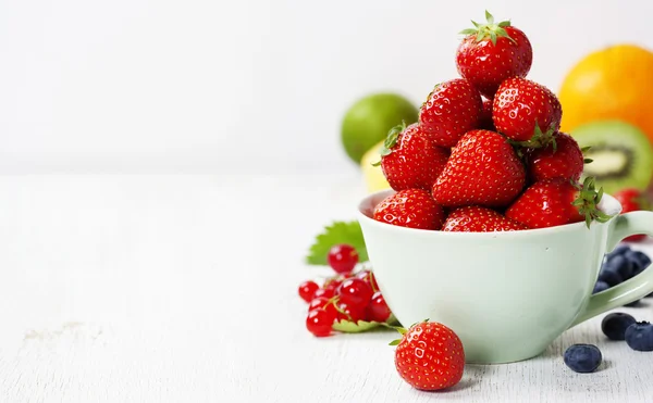 Frische Erdbeeren und Früchte — Stockfoto