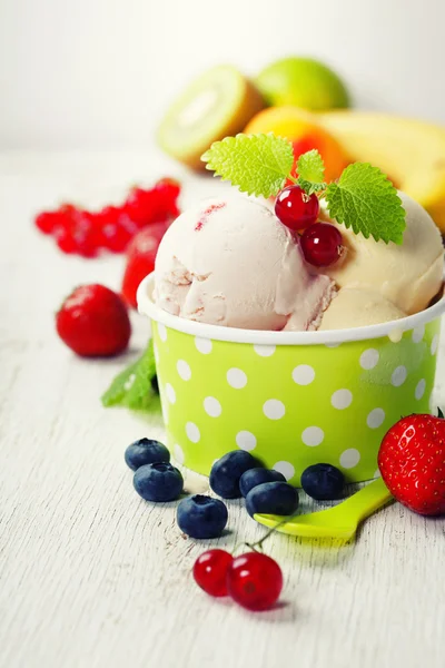 Gelato e frutta — Foto Stock