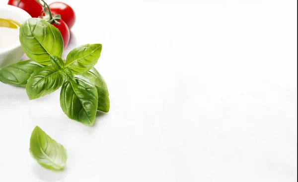 Olijfolie, tomaten en basilicum — Stockfoto