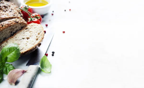 Bröd, tomat, basilika och olivolja — Stockfoto