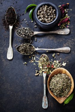 Farklı tür bir çay ile çay kompozisyon