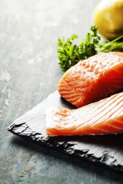 lezzetli taze somon fileto ile aromatik bitkiler bölümünü,