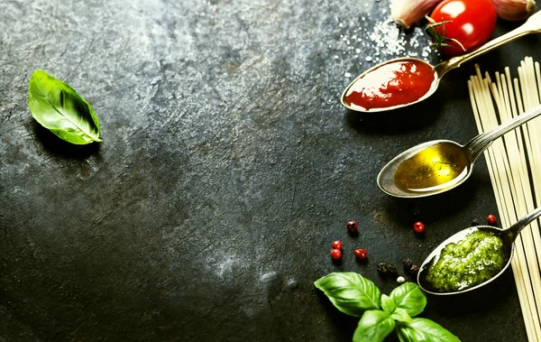 Salsa de tomate, aceite de oliva, pesto y pasta — Foto de Stock