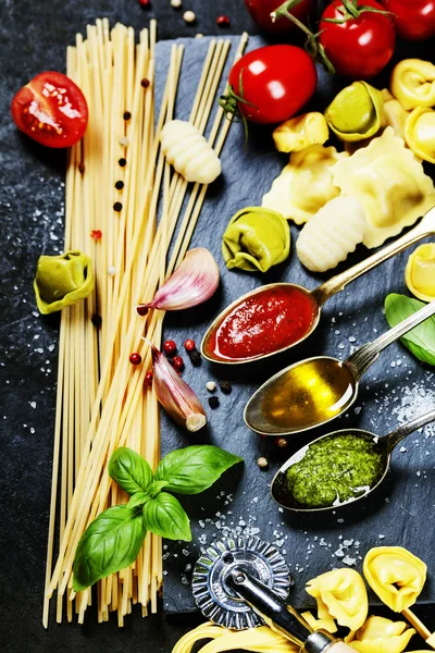 Pasta, tomatensaus, olijfolie en pesto — Stockfoto