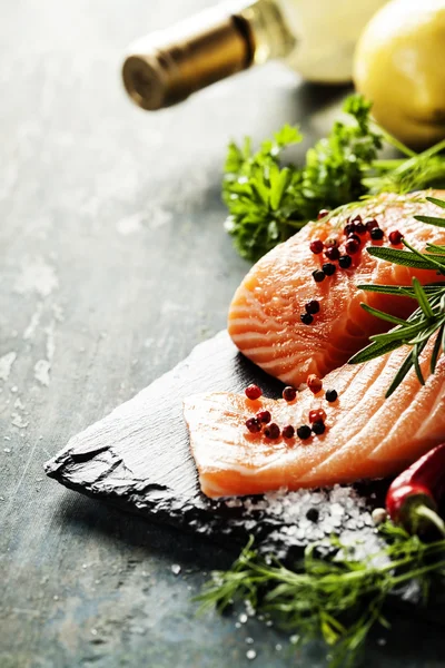 Deliciosa porción de filete de salmón fresco con hierbas aromáticas , — Foto de Stock