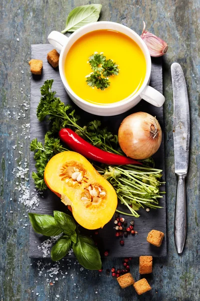 Kürbissuppe mit frischen Zutaten — Stockfoto