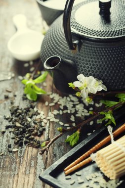 Çin çay seti ve yemek çubukları