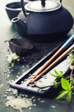 Çin çay seti ve yemek çubukları