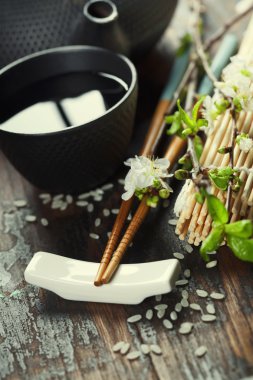 Çin çay seti ve yemek çubukları