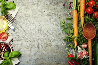 Tahta kaşık ve malzemelerin üzerine eski arka plan