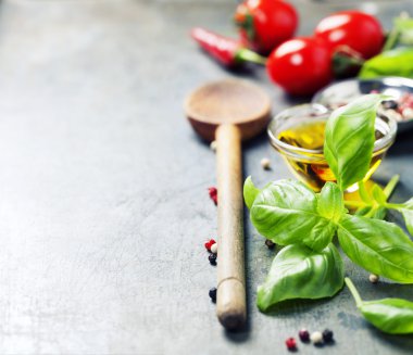 Tahta kaşık ve malzemelerin üzerine eski arka plan