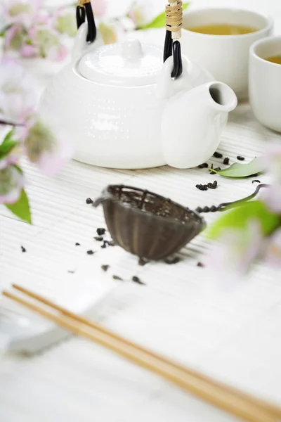 Chinese Tea Set and pink sakura blossom — Stock Photo, Image