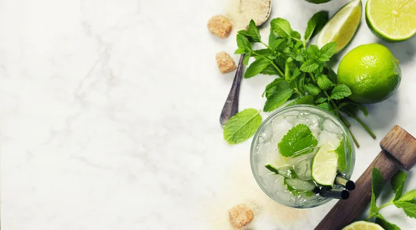 Pić świeży mojito — Zdjęcie stockowe