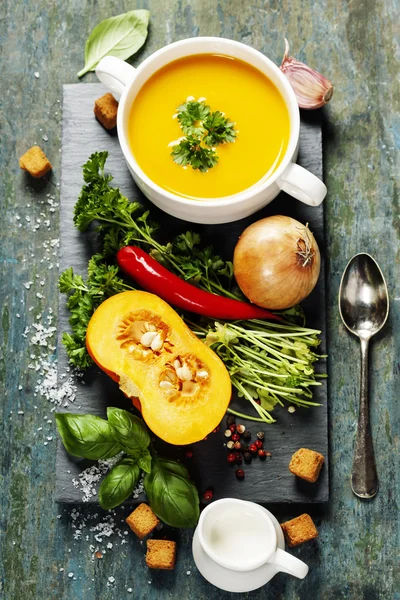 Kürbissuppe mit frischen Zutaten — Stockfoto