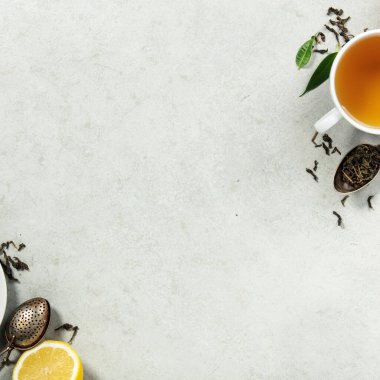 Hafif bir yüzey üzerinde zencefil, limon, bal ve gevşek çay yapraklarıyla sade bir bitki çayı seti, sağlık, sağlık ve yaşam tarzı temaları için ideal..