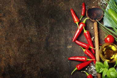 Tahta kaşık ve malzemelerin üzerine eski arka plan