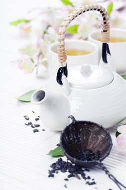 Çin çay seti ve pembe sakura çiçeği.
