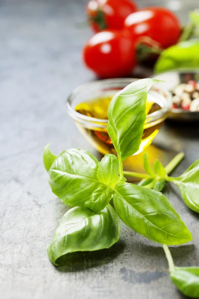 Ingredientes frescos no fundo velho — Fotografia de Stock