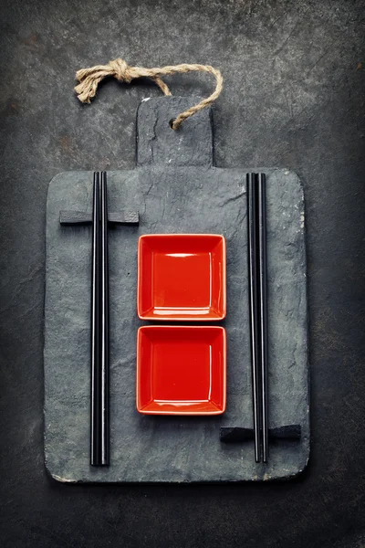 Tabla de cortar pizarra con palillos — Foto de Stock